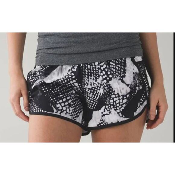 Lululemon Tracker Short III *4-way Stretch Black Beige Pattern size 4 - Picture 1 of 8